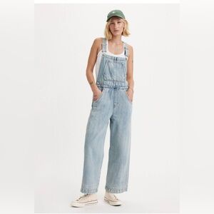 NWOT Levi's Women's Light Blue Denim Overalls Size Medium
